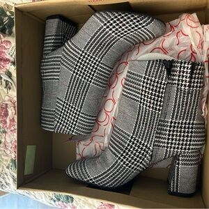 New SUGAR Chic Black and White Plaid Ankle Boots